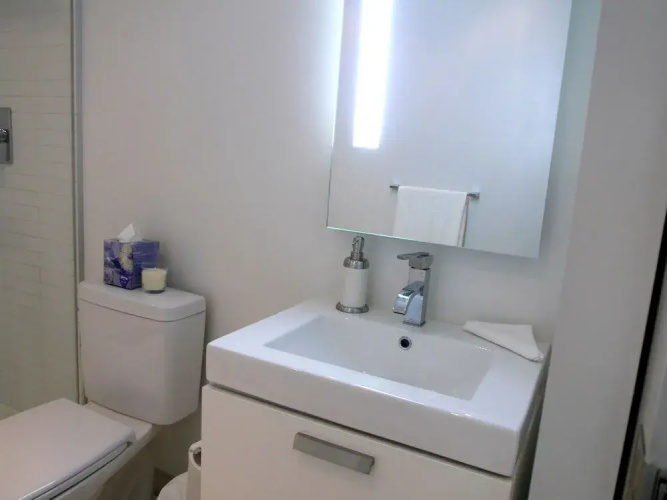 Stylish Condo in Amazing King West Area