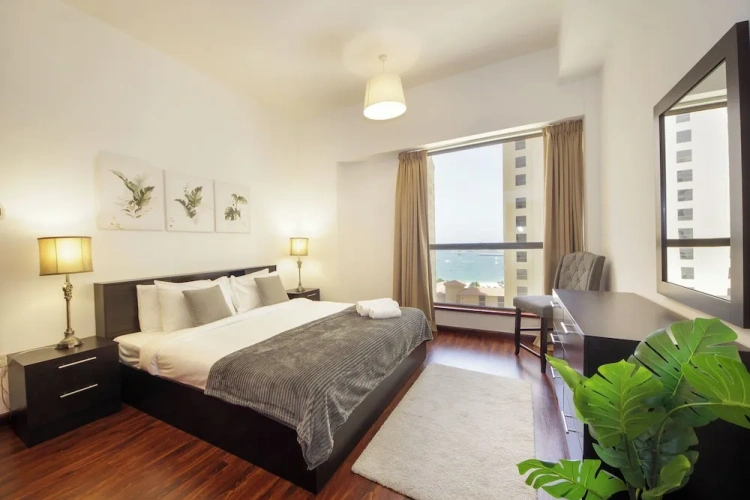 Apartment with partial sea view