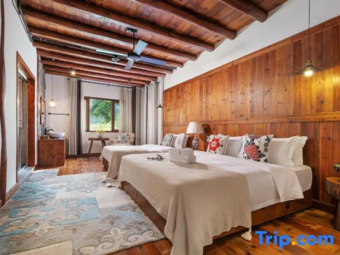 Standard Family room with mountain view