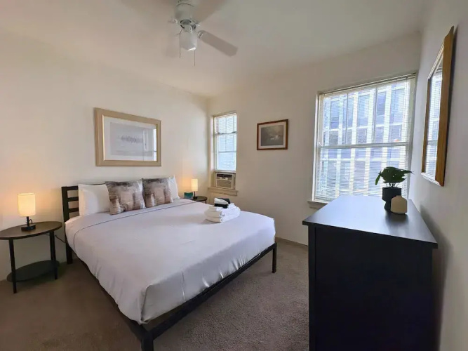 1BR Gold Coast Vintage Gem - SP 1700