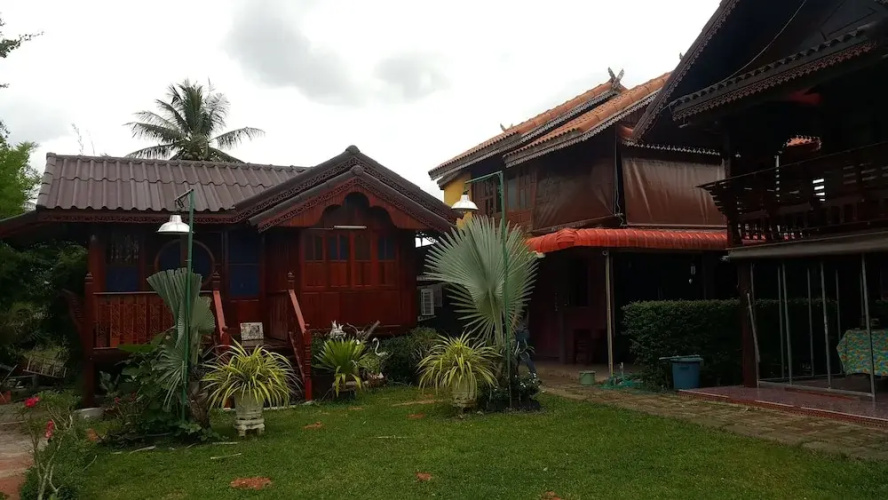 Ruenthai Rimnam Resort Suratthani