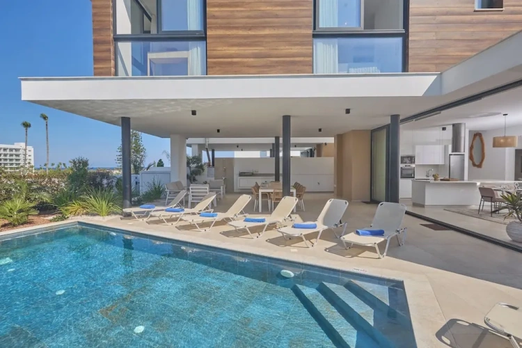 4 Bedrooms Villa with garden view