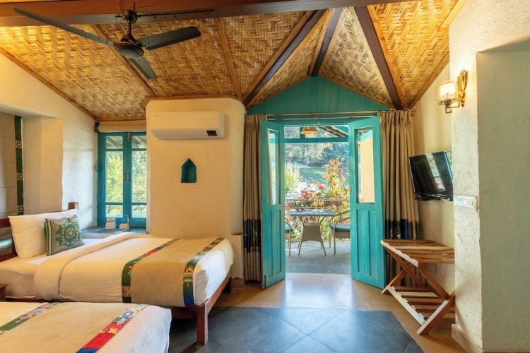 2 Bedrooms Standard Family room with balcony