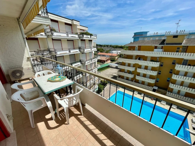 Bright Apartment With Shared Pool