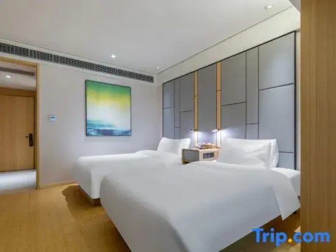 Standard Twin room with street view