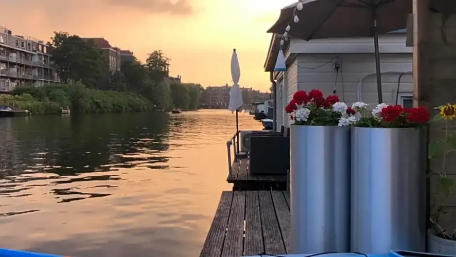 Luxury studio on Robs houseboat