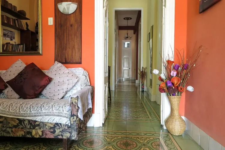 Hostal Balcones 2, Knocking on Cuba