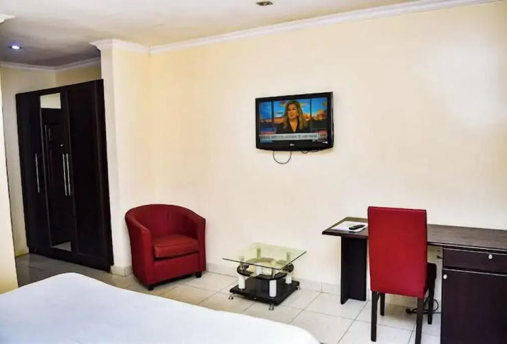 Candow Hotel