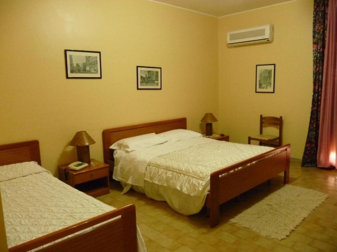 Standard Triple room