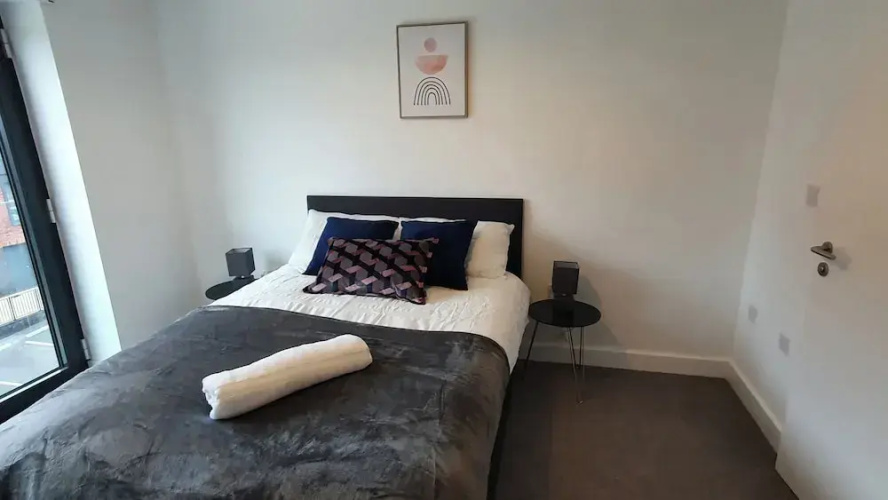 Balcony View Apartment- Sleeps 5 & Private Parking