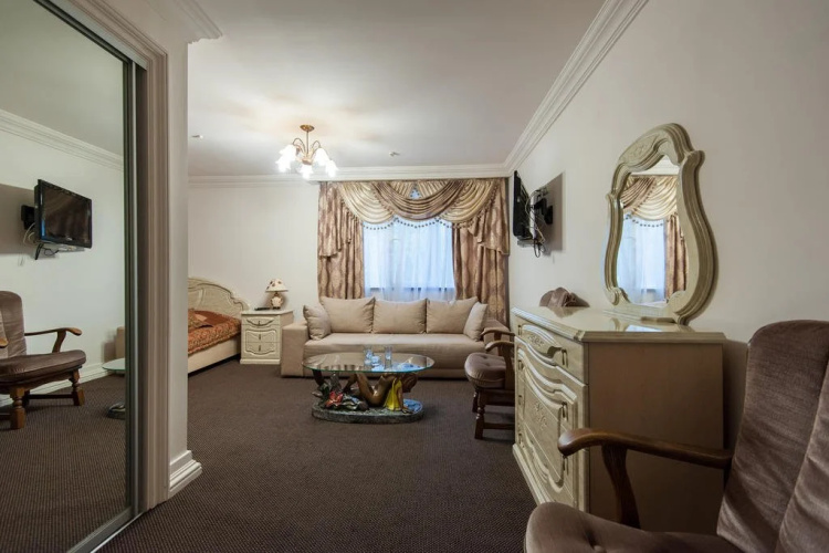 Leoton Hotel