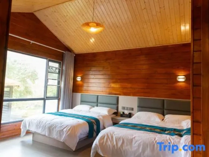 Suite with courtyard view