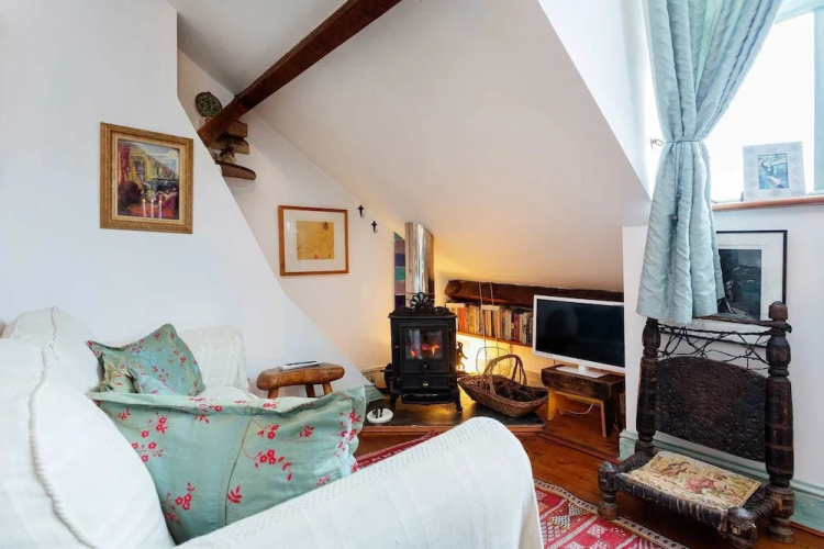 Veeve - The Attic Studio