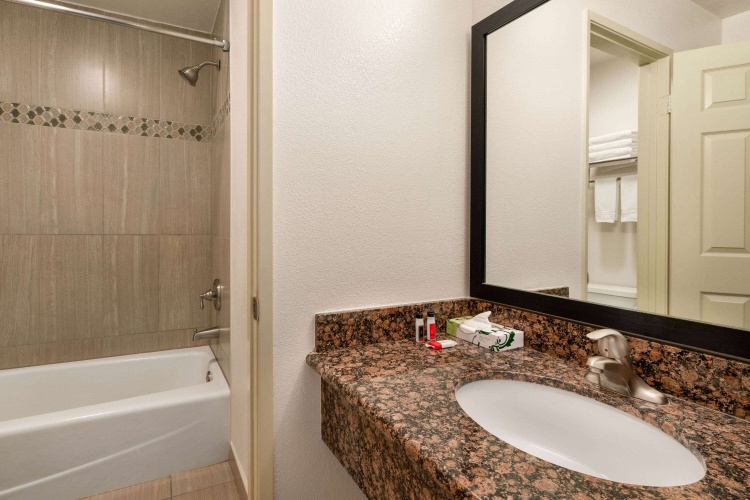 Super 8 by Wyndham Santa Clarita/Valencia photo 11