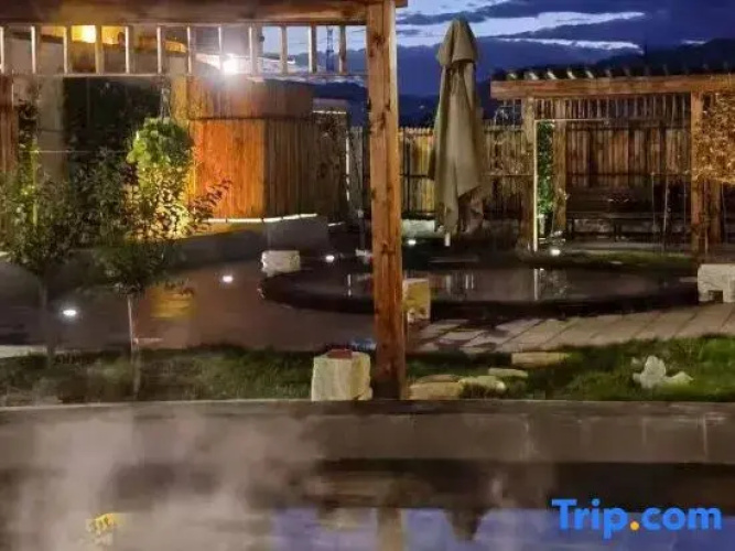 Longmen Lanyi Hot Spring Homestay