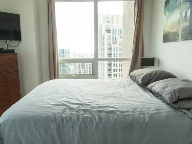 Modern 2 bedroom Condo with CN Tower Views