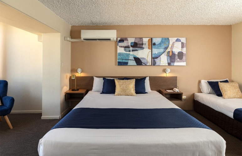 Standard Triple room