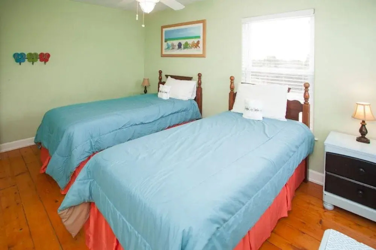 Down By The Sea - 9 Br Home