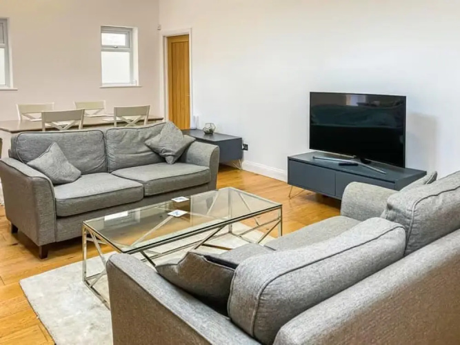 Immaculate 2-bed Bungalow in Weybridge