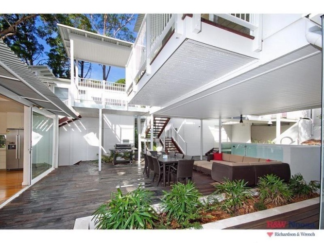 4 Bedrooms Apartment