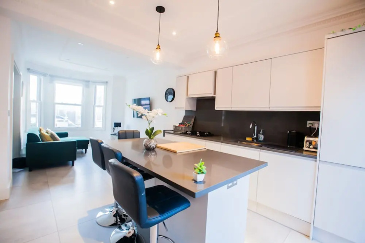 Surbiton Luxury Garden House 19A