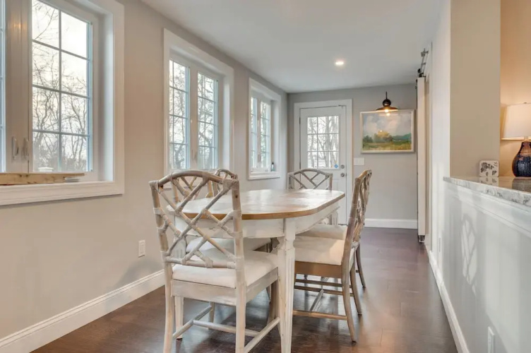 1 Mi to Drakes Island Beach: Cottage w/ Deck!