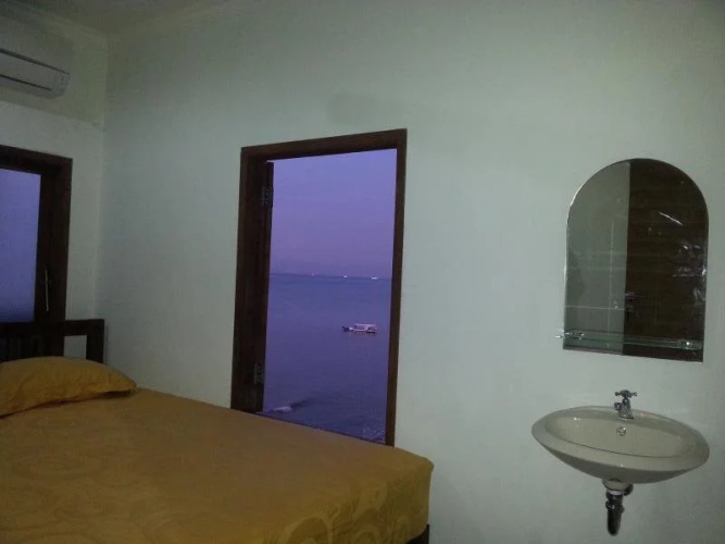 Lavalon Seaview Hostel & Bar