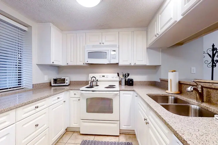 Beachfront Condo With Beach Access, Balcony, AC, Pool & Tennis
