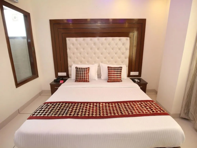 OYO 9420 Hotel Silver Palm