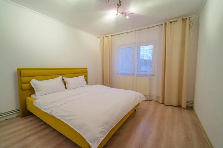 Lovely 2 bedroom, living and private bath apartment