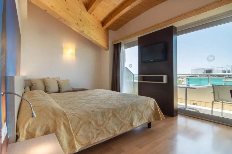Deluxe Double room with partial sea view