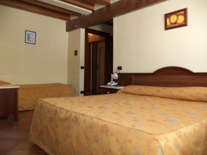 Standard Triple room