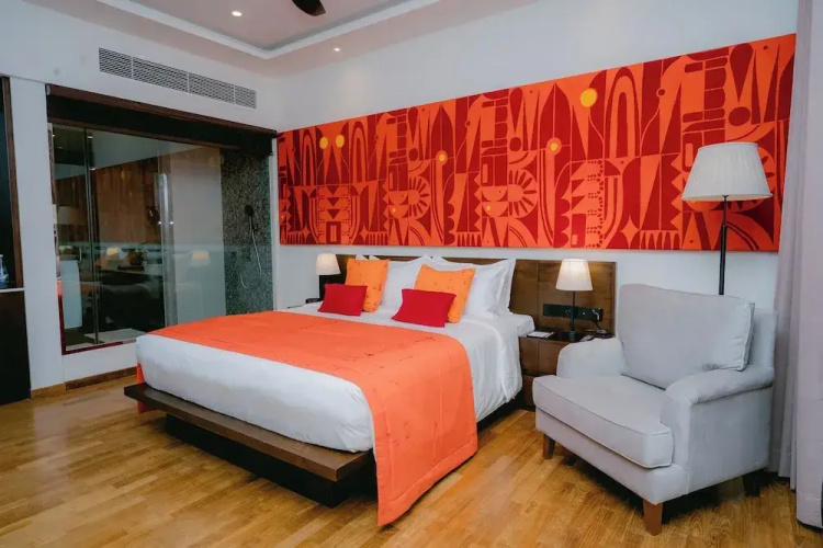 Waters Edge Hotel
