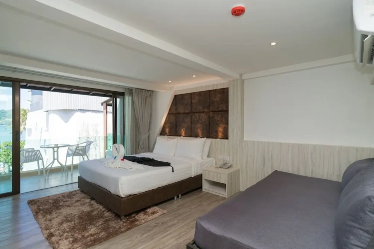 Deluxe Triple room with balcony and with sea view