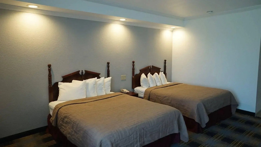 Riverview Inn & Suites