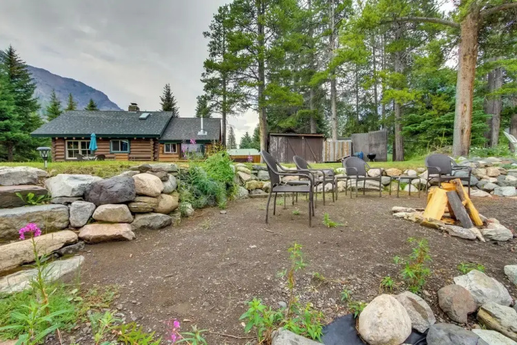Creekside Silver Gate Getaway w/ Fireplace!