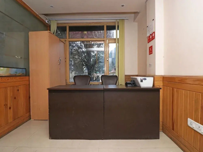 OYO 28173 Hotel Reeva