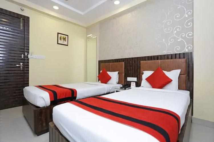 OYO 9818 Hotel Diamond Plaza