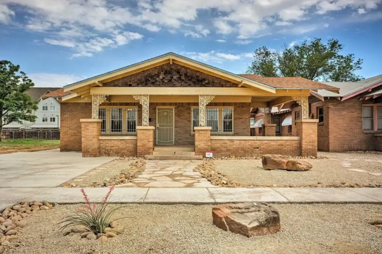 Inviting Lubbock Home > 1 Mi to Downtown