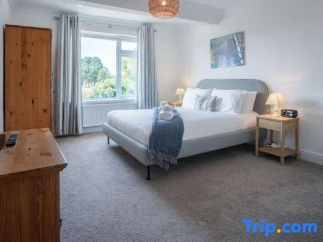 4 Bedrooms Apartment