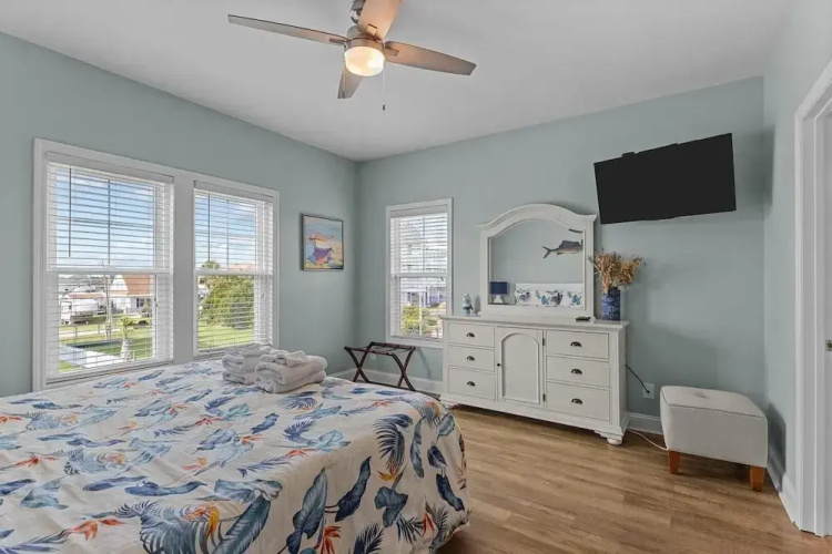 Slack Tide 3 Bedroom Condo by RedAwning