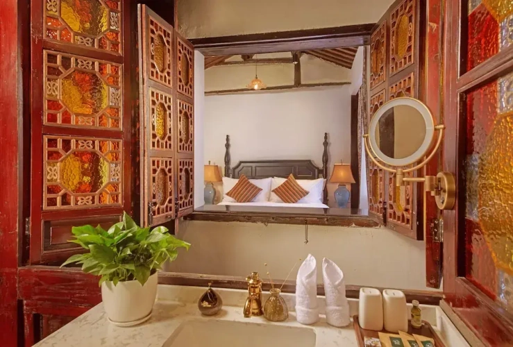 2 Bedrooms Suite with courtyard view