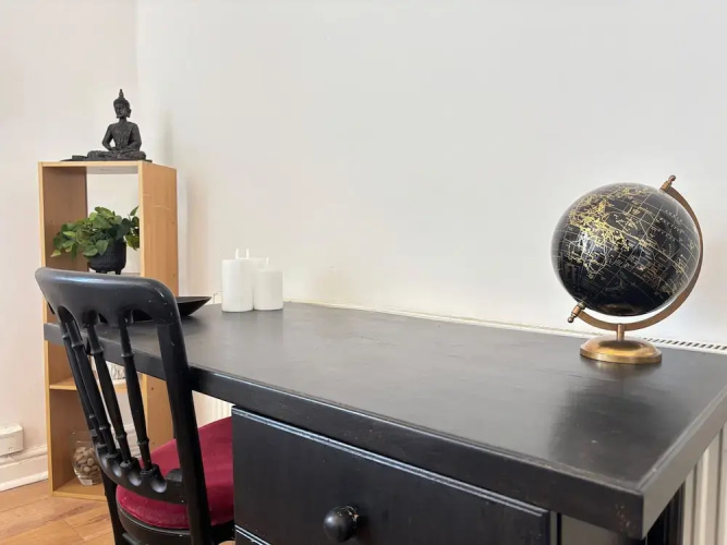 4 Beds-sleeps 8-central-office Space
