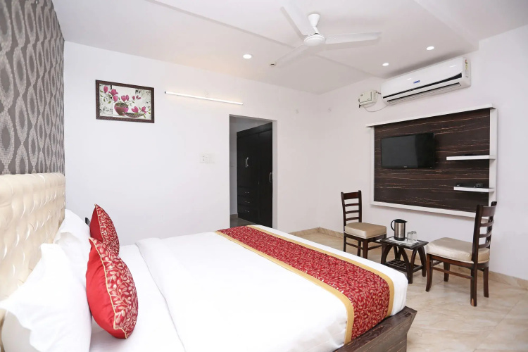 Hotel The Leaf by OYO