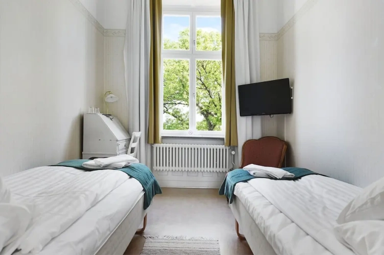 Economy Double room with balcony and with partial ocean view