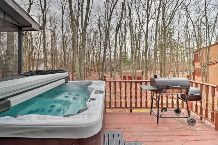 Hot Tub, Game Room & Fire Pit: Poconos Retreat