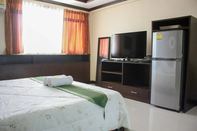 七岩巴黎式旅馆(Cha am Paris Style Guest House)