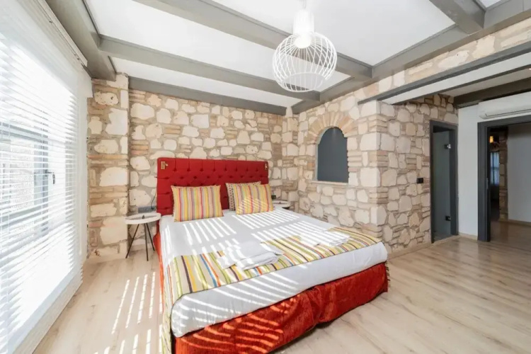 Peaceful Hotel Room Near Hadrian s Gate