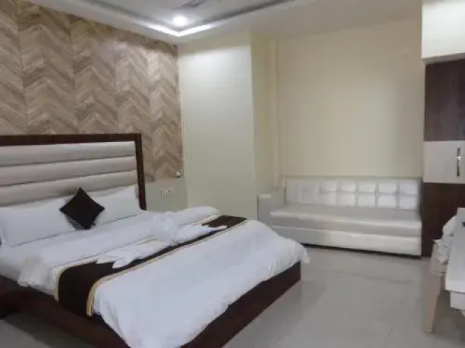 Hotel Prakshi Palace