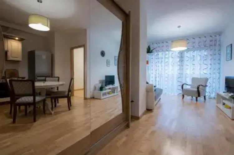 Modern 3 Br Apt with Balcony